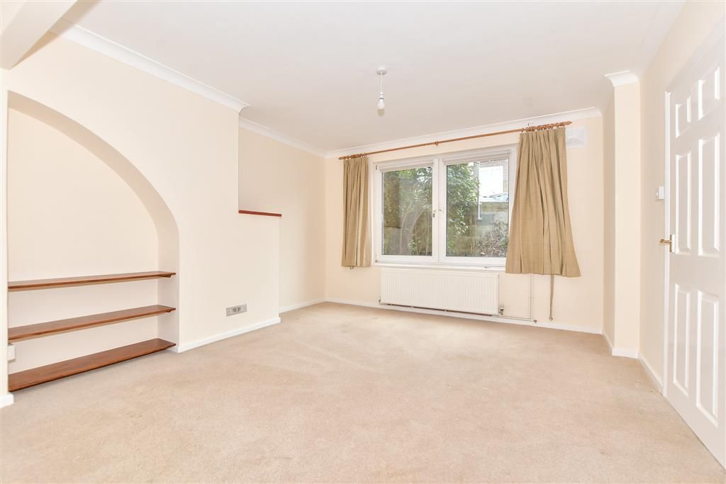 Property photo 3 of 11 Lounge