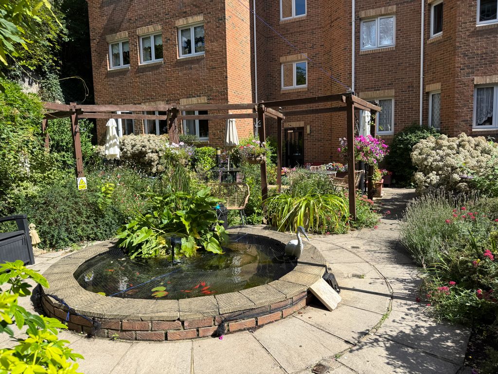 Property photo 2 of 14 Communal Gardens