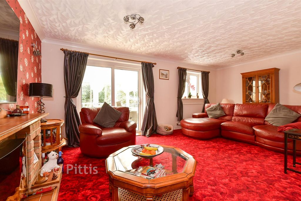 Property photo 2 of 16 Lounge
