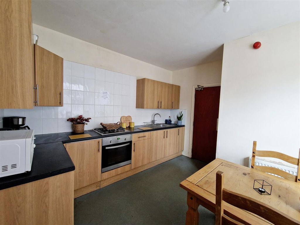 Property photo 2 of 10 18450811_172070237.Jpg