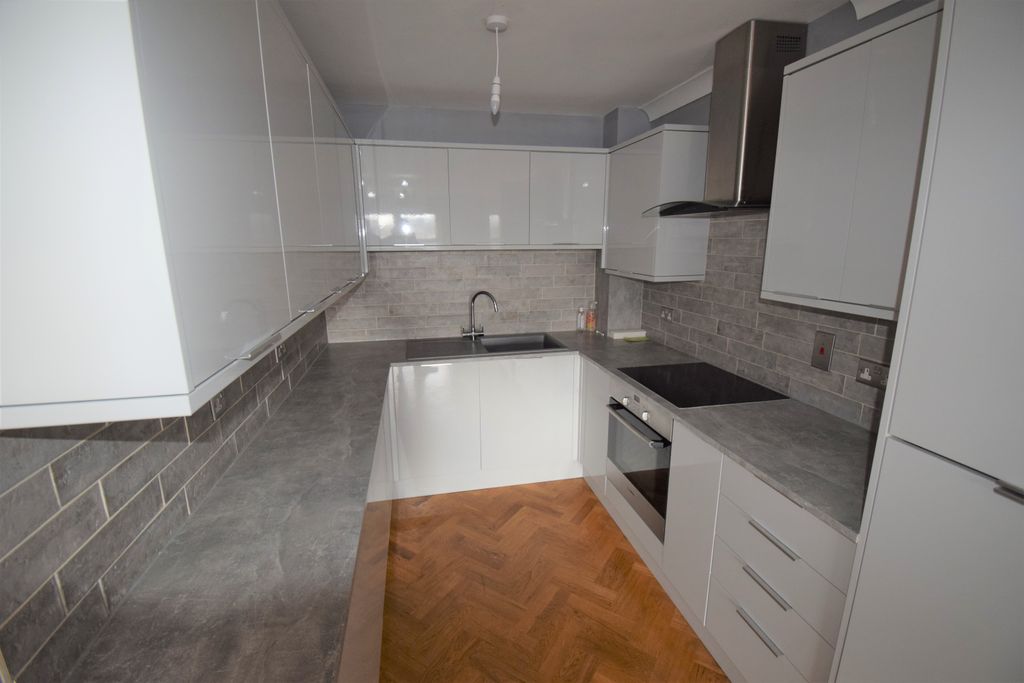 Property photo 3 of 6 Kitchen