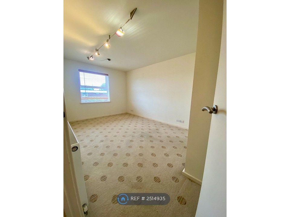 Property photo 2 of 13 Large Master Bedroom.