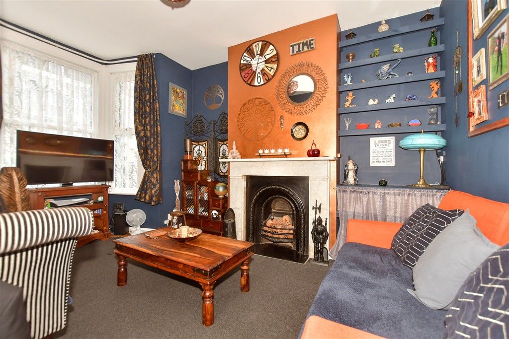 Property photo 3 of 18 Lounge