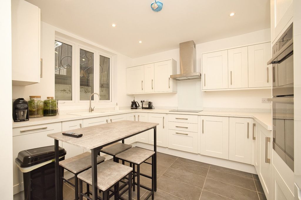 Property photo 3 of 17 Picture 3