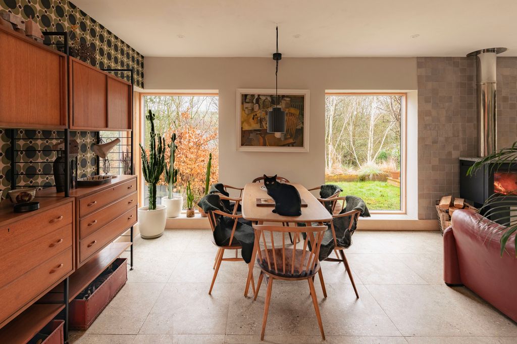 Property photo 1 of 29 330483 - 10 Yew Tree Lane 2.Jpg