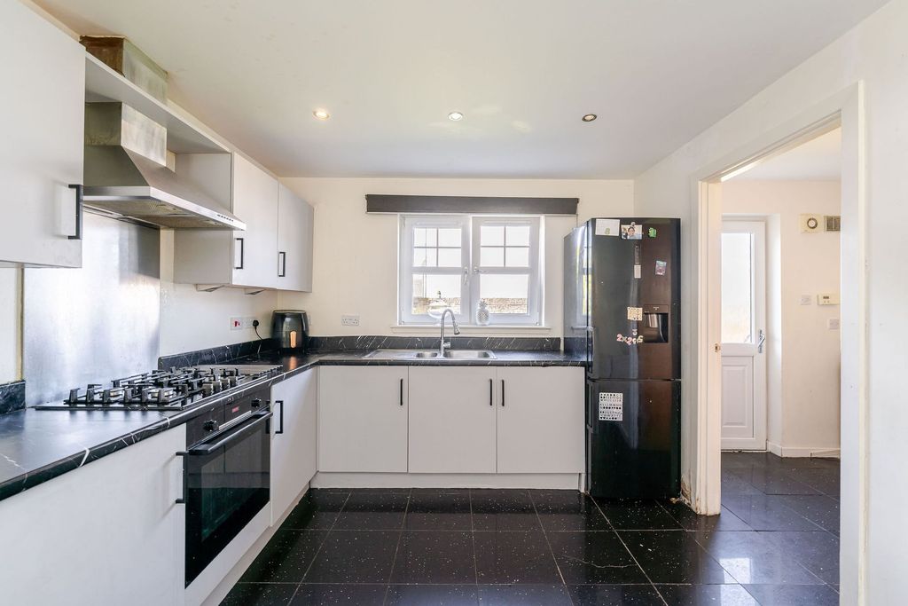 Property photo 3 of 30 Kitchen/Diner