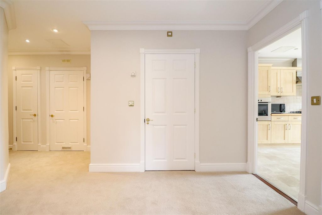 Additional image 14 of 2 bed flat for salePotters Place, Horsham RH12