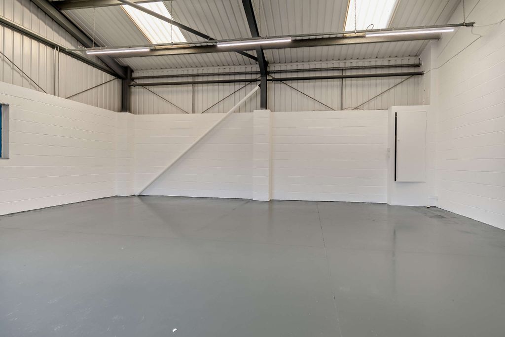 Property photo 3 of 14 8582790-Interior14-800