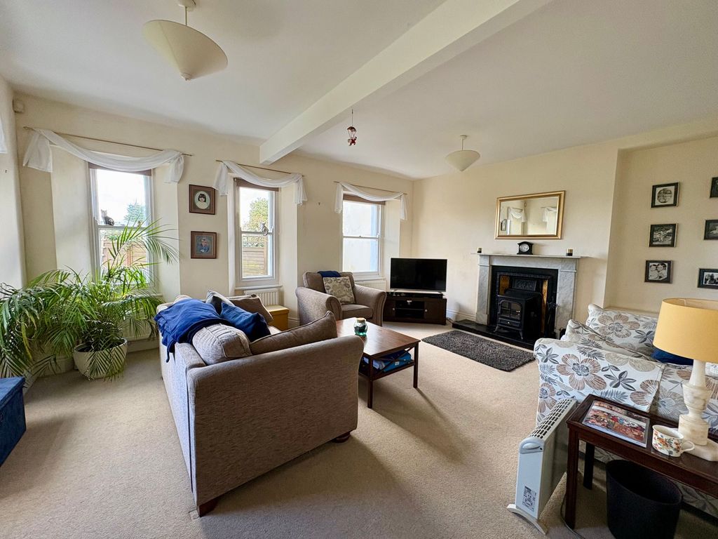 Property photo 3 of 32