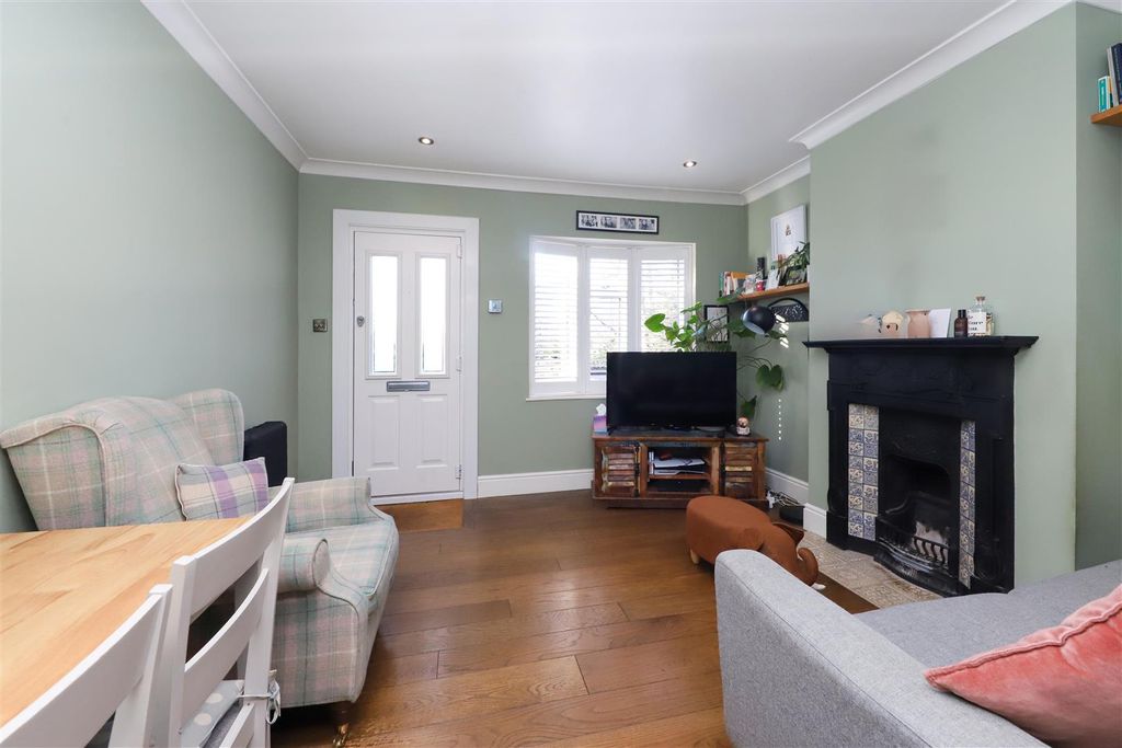 Property photo 3 of 11 Living Room