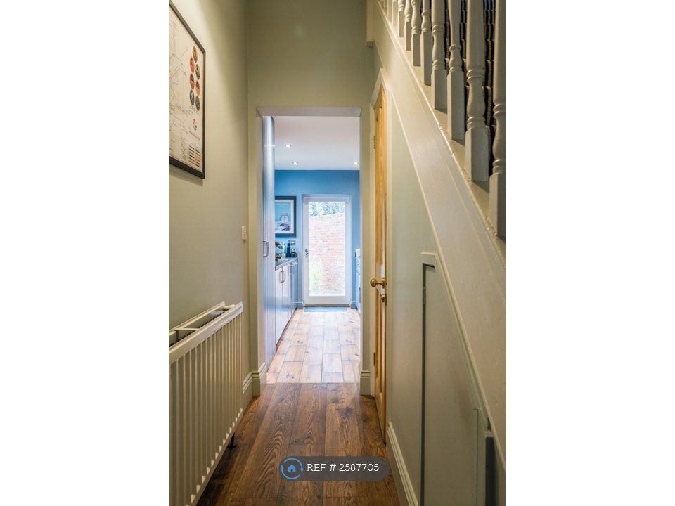 Property photo 3 of 25 Entrance Hall