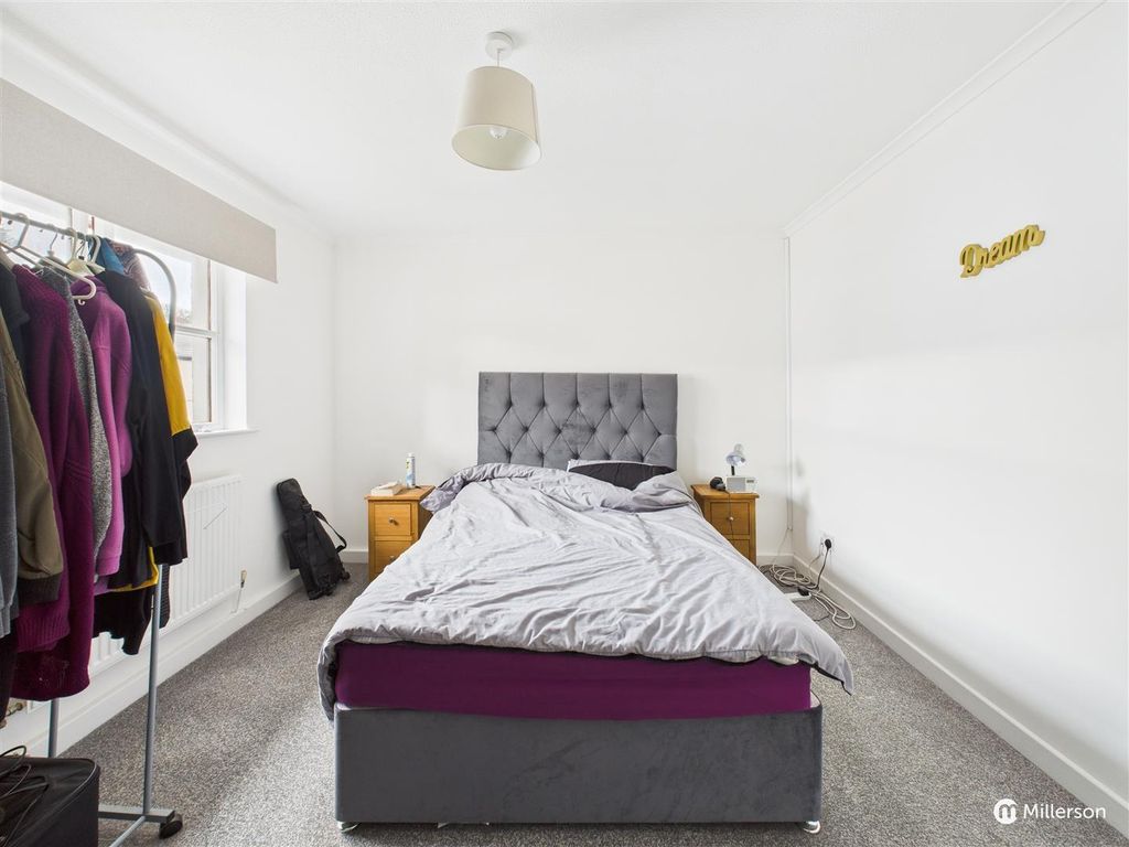 Property photo 3 of 11 Main Bedroom