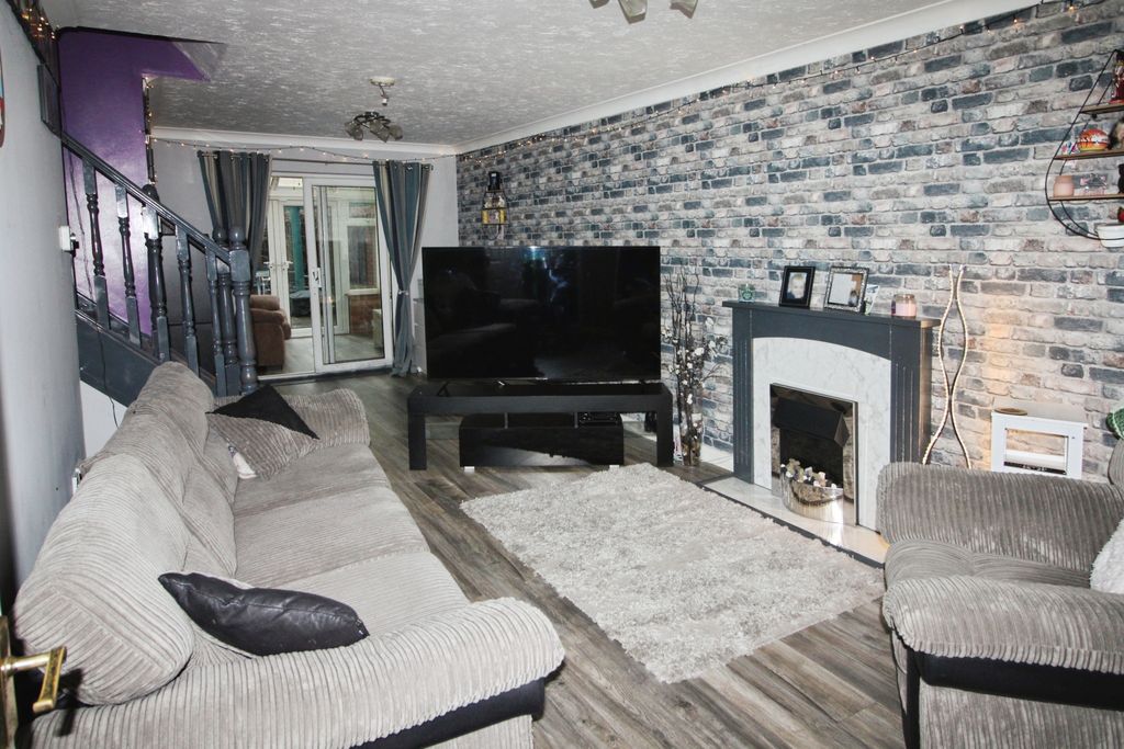 Property photo 2 of 22 Lounge.Jpg