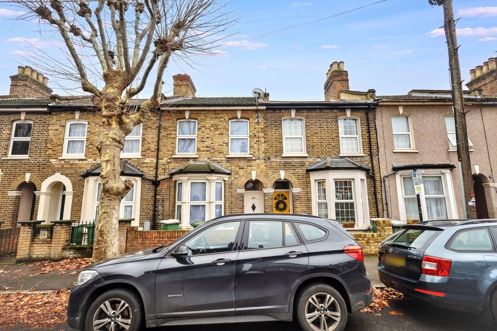 Property photo 2 of 24 134 Colegrave Road, London E15 1Ea