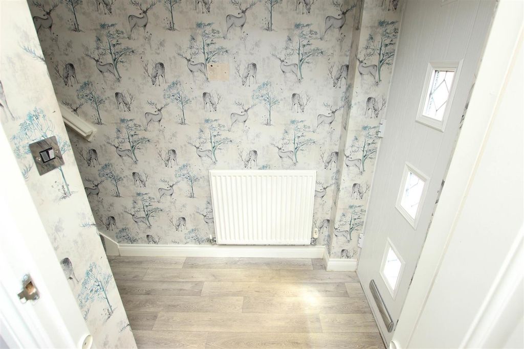 Property photo 2 of 18 Entrance Hall