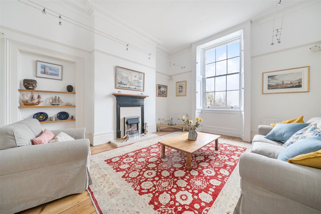 Property photo 2 of 15 Lounge