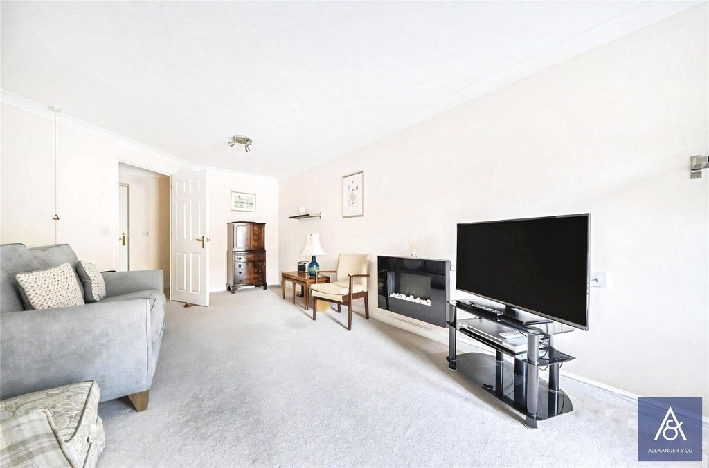 Property photo 3 of 11 Living Room