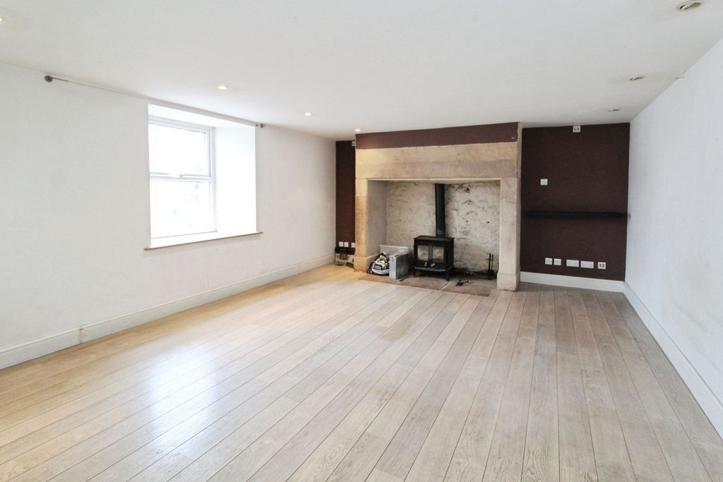 Property photo 2 of 25