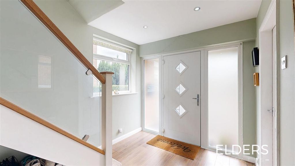 Property photo 3 of 28 Entrance Hall
