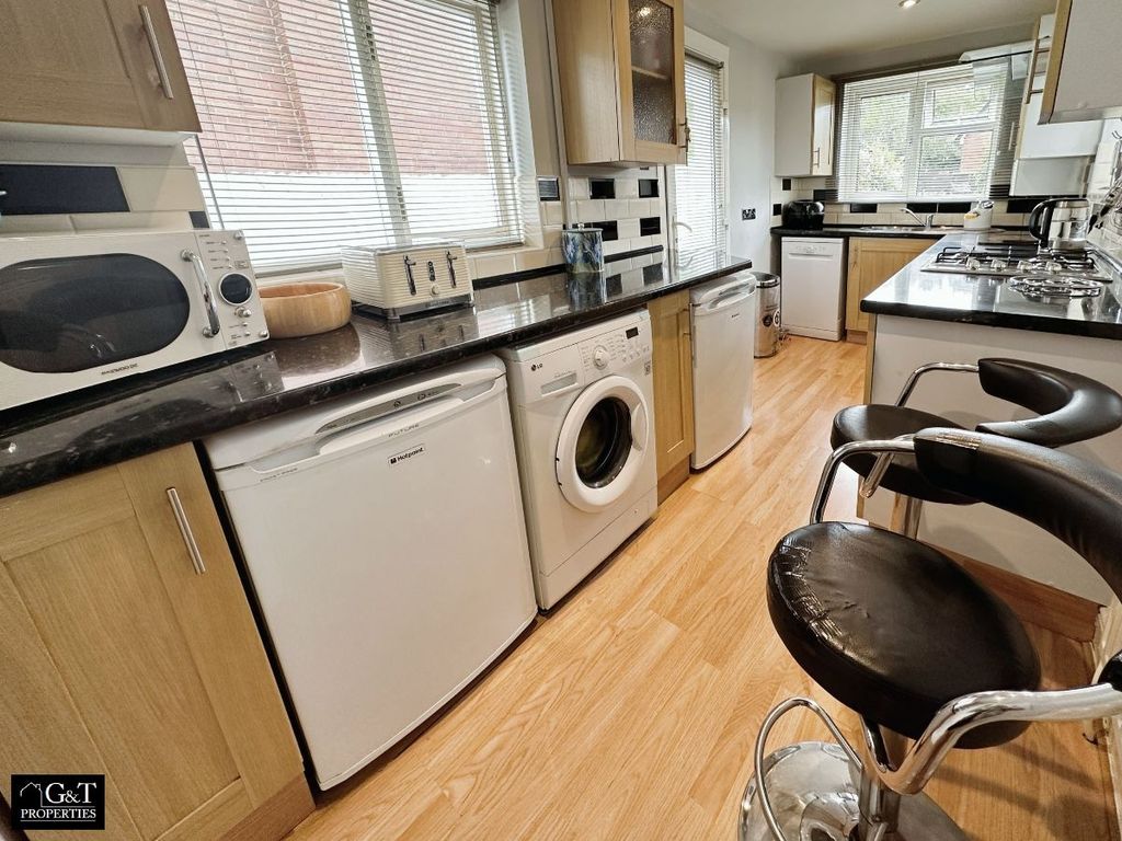 Property photo 3 of 18 Kitchen