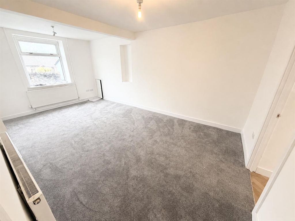 Property photo 3 of 13 B4Fdddda-CE8A-4375-8D75-7D7B71E39831.Jpg