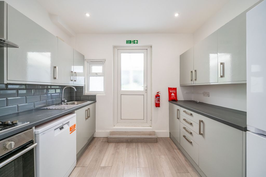 Property photo 3 of 16 Mellison Road 25