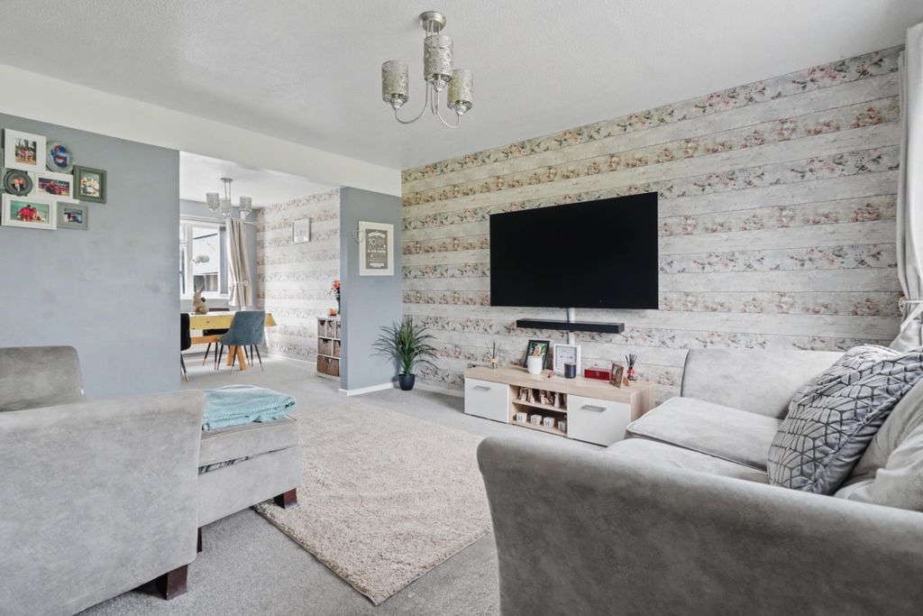 Property photo 2 of 18 Sitting Room