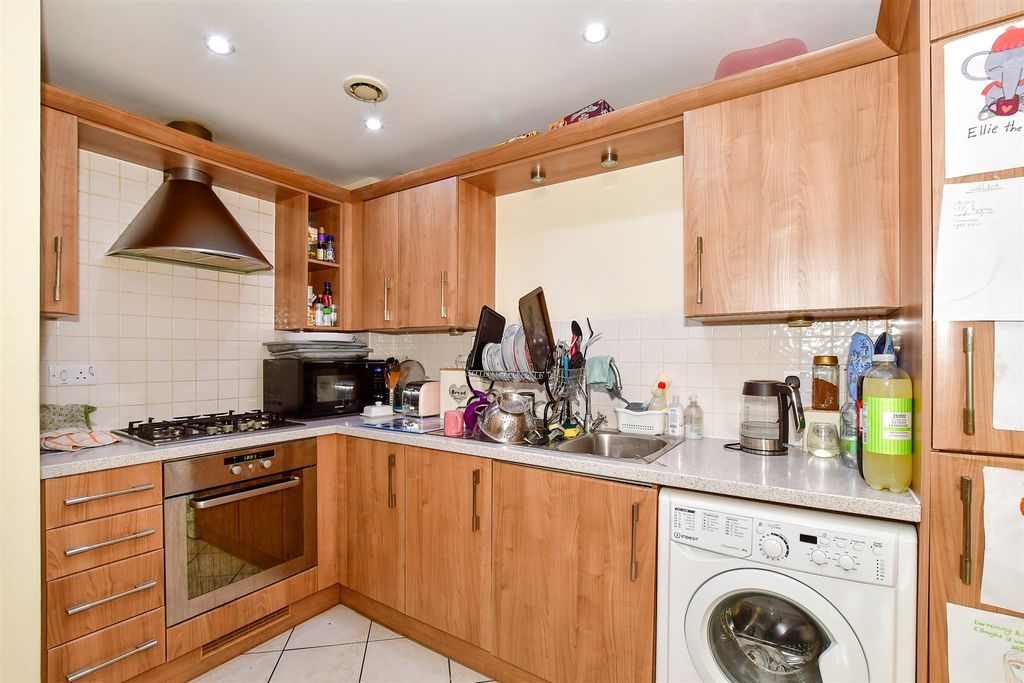 Property photo 3 of 9 Lounge/Kitchen