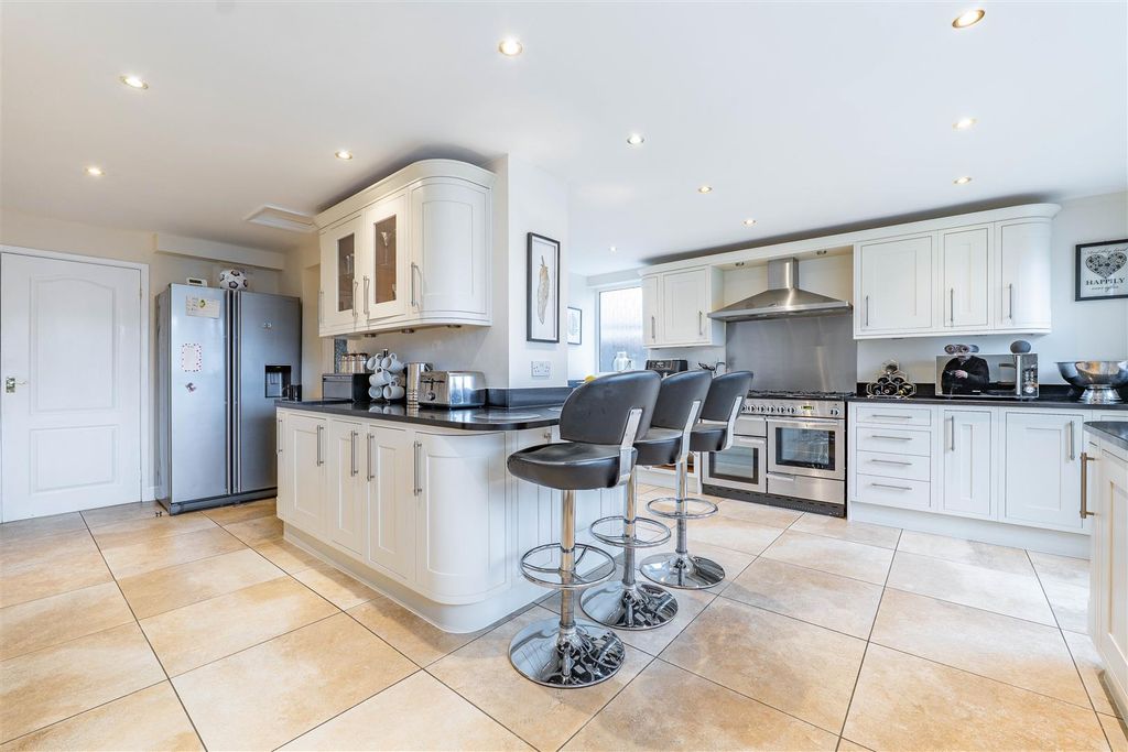 Property photo 3 of 33 Kitchen/Breakfast Room