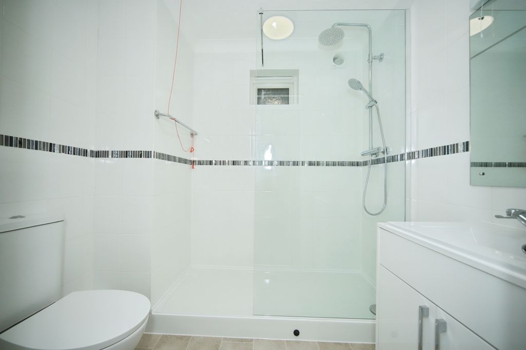 Property photo 2 of 11 Bathroom