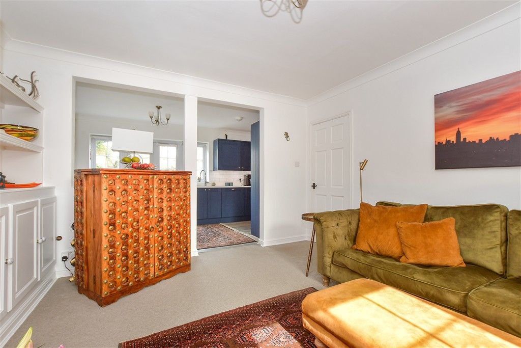 Property photo 1 of 12 Lounge