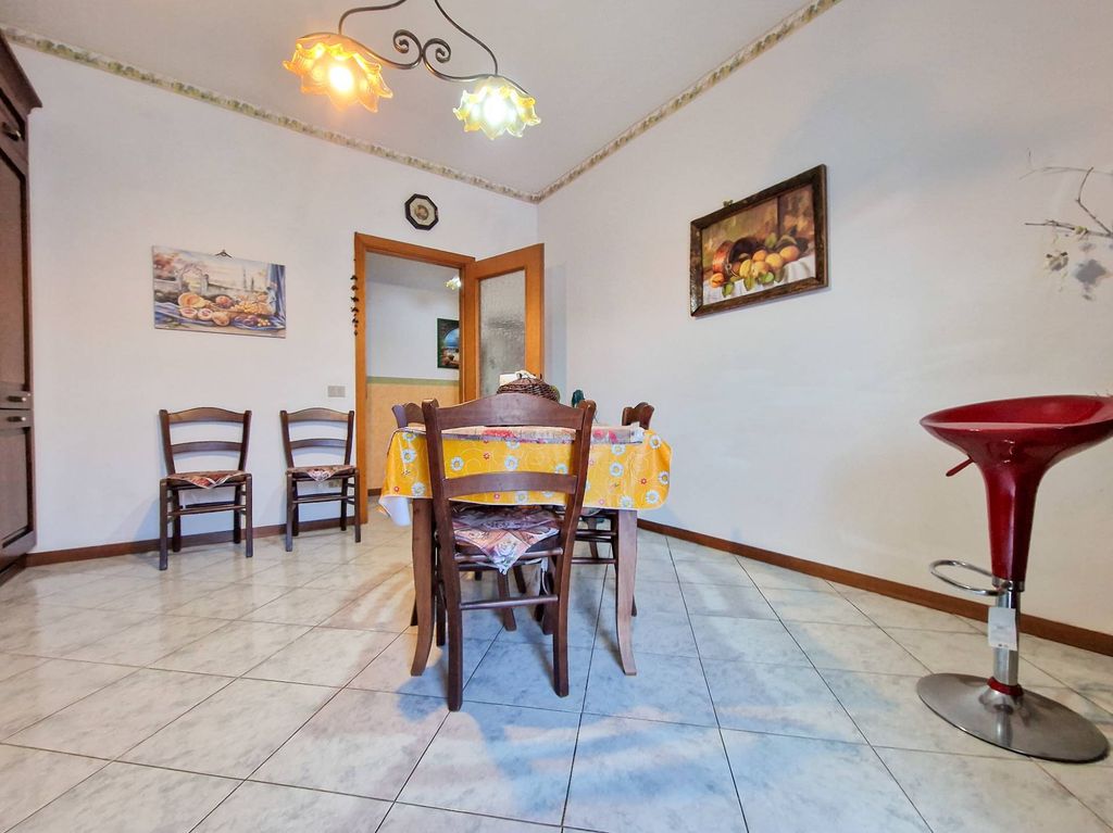 Property photo 2 of 25