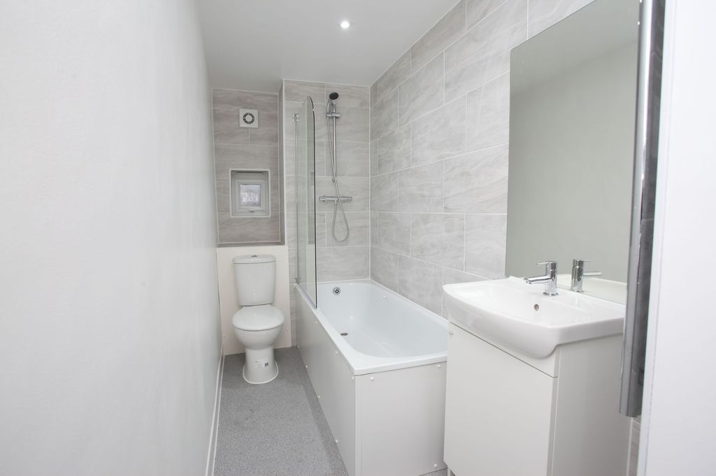 Property photo 3 of 14 Bathroom