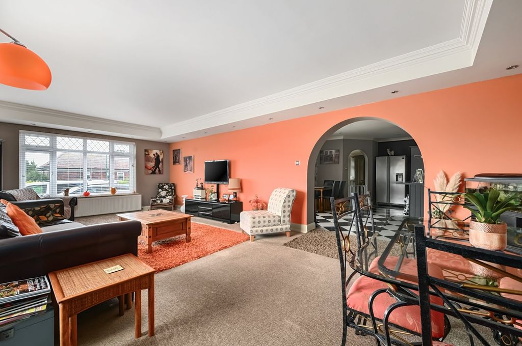 Property photo 3 of 21 Lounge