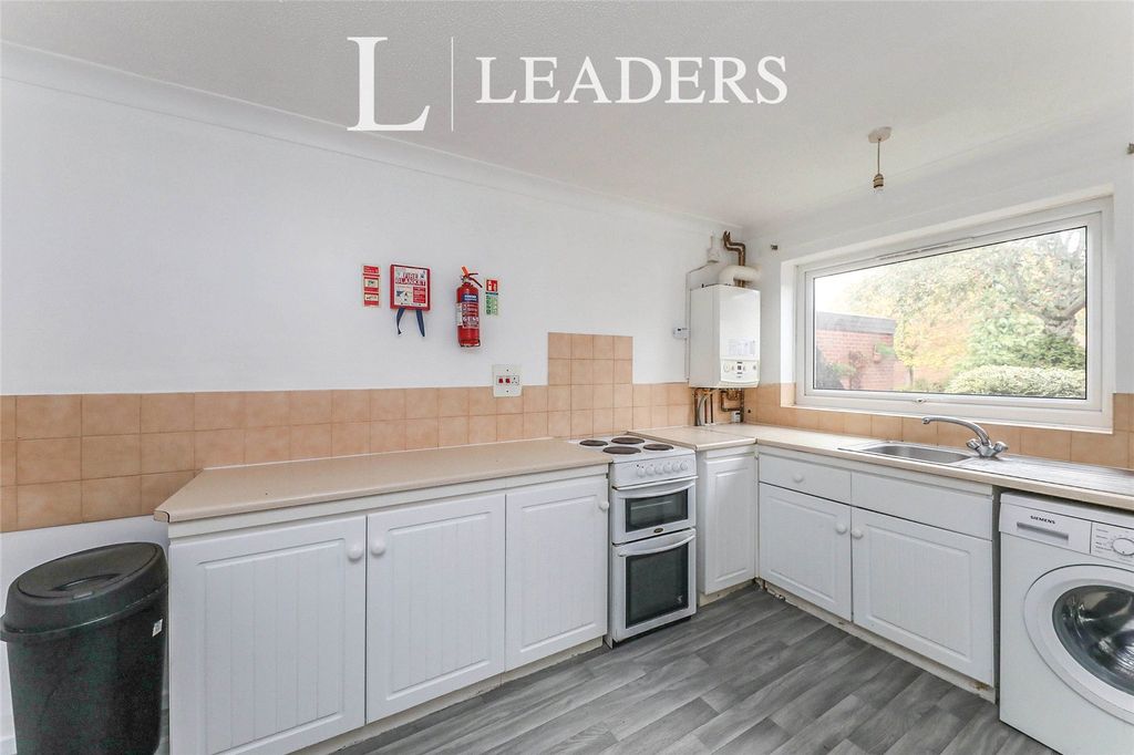 Property photo 3 of 10 Kitchen