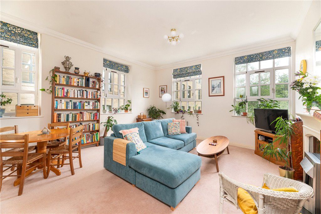 Property photo 2 of 19 Riverside Court