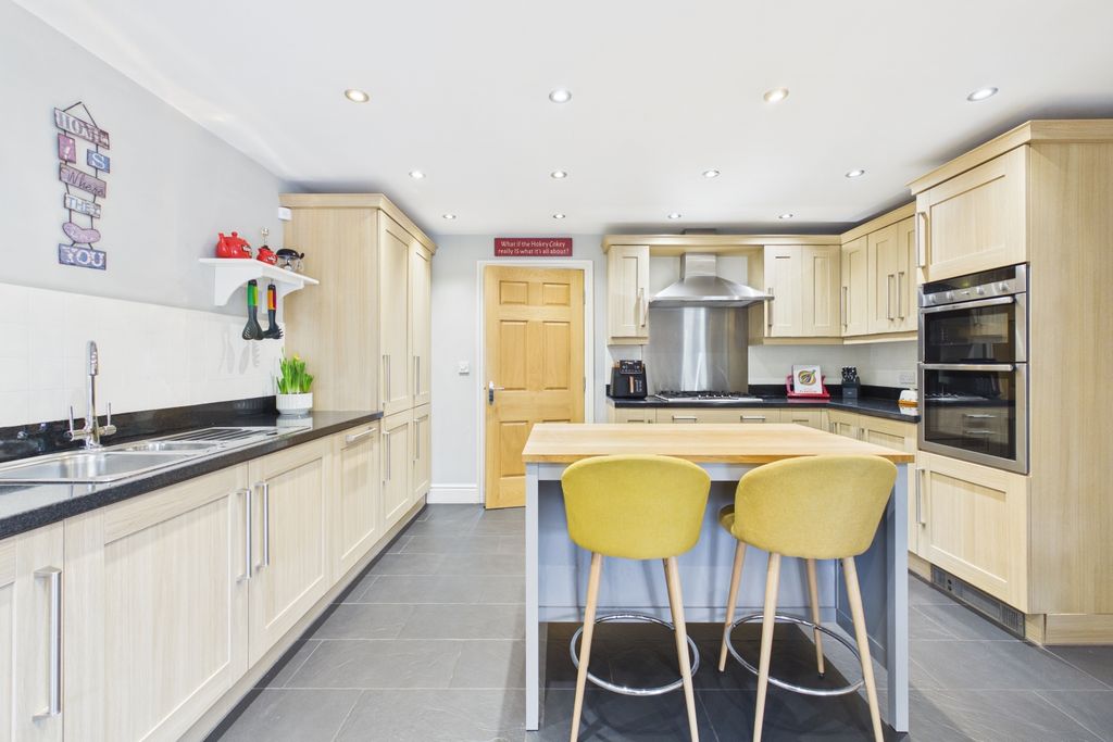 Property photo 2 of 24 Cam03162G0-Pr0415-Still020