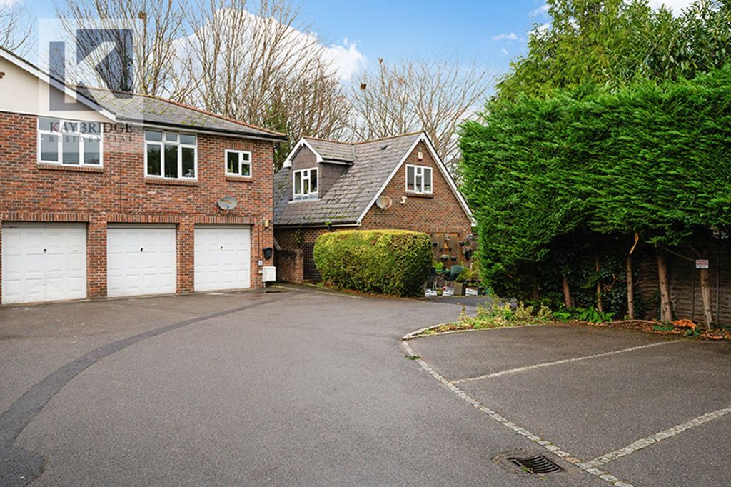 Property photo 1 of 9 Beaumont Court, Kt17 1Jh
