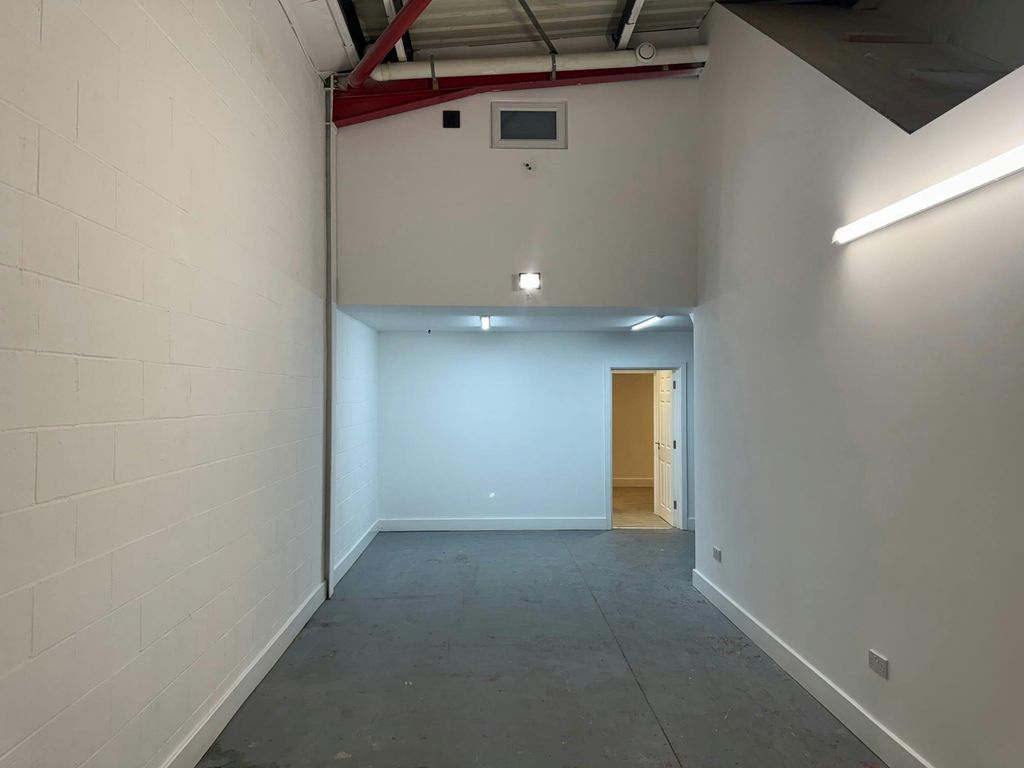 Property photo 3 of 15 16 Hawthorn Centre (13).Jpg..Jpg