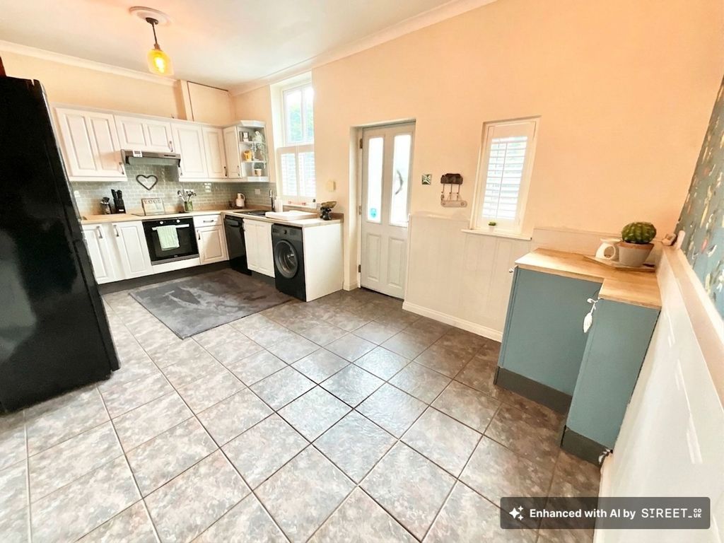 Property photo 2 of 28