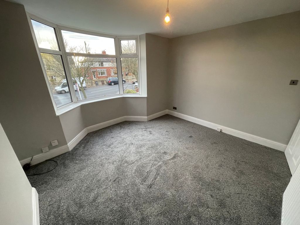Property photo 3 of 11 Lounge 