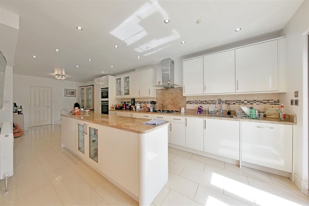 Property photo 2 of 12 95 Carlton Avenue West - Dkn0Nchismr0Qrznivsy.Jpg
