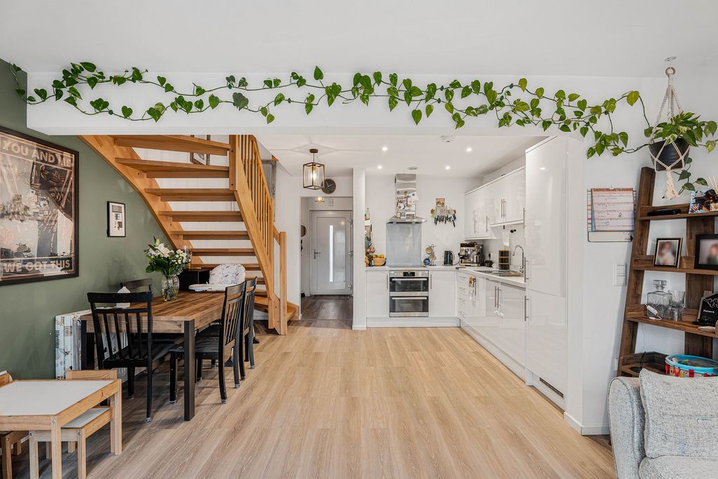 Property photo 2 of 23