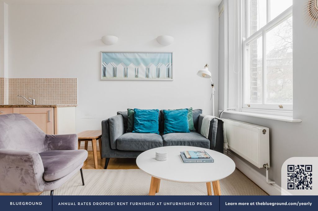 Property photo 3 of 21 Living Room