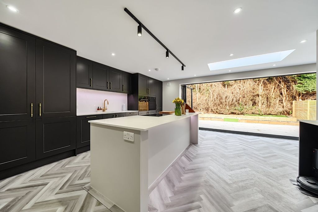 Property photo 2 of 31 Kitchen