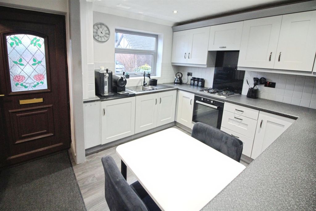 Property photo 3 of 19 Kitchen