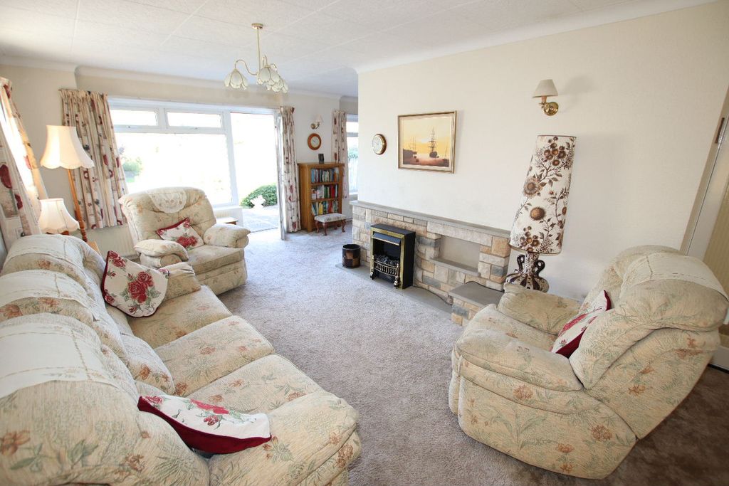 Property photo 2 of 16 Viking Way 17 - Lounge 1
