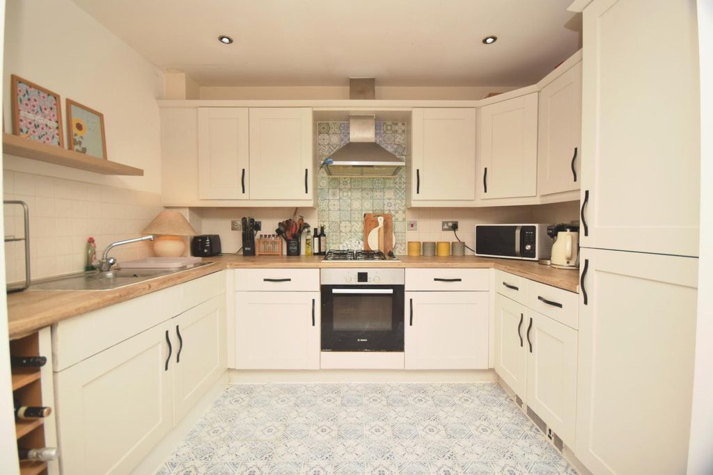 Property photo 2 of 11 Kitchen