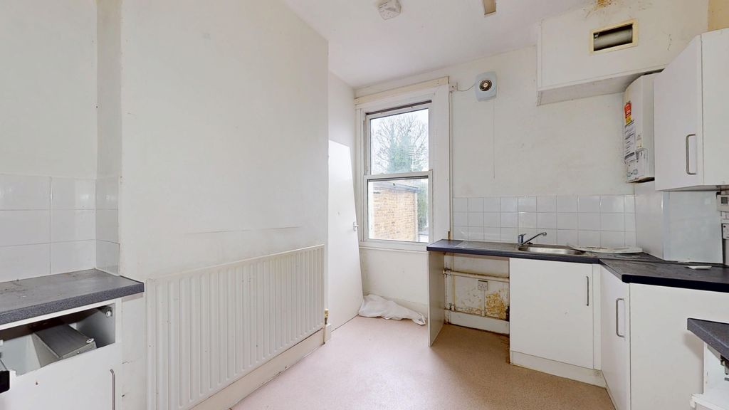 Property photo 2 of 28 Ground Floor Flat And Flat A, 114 Midmoor Road, Balham, London, Sw12 0Et