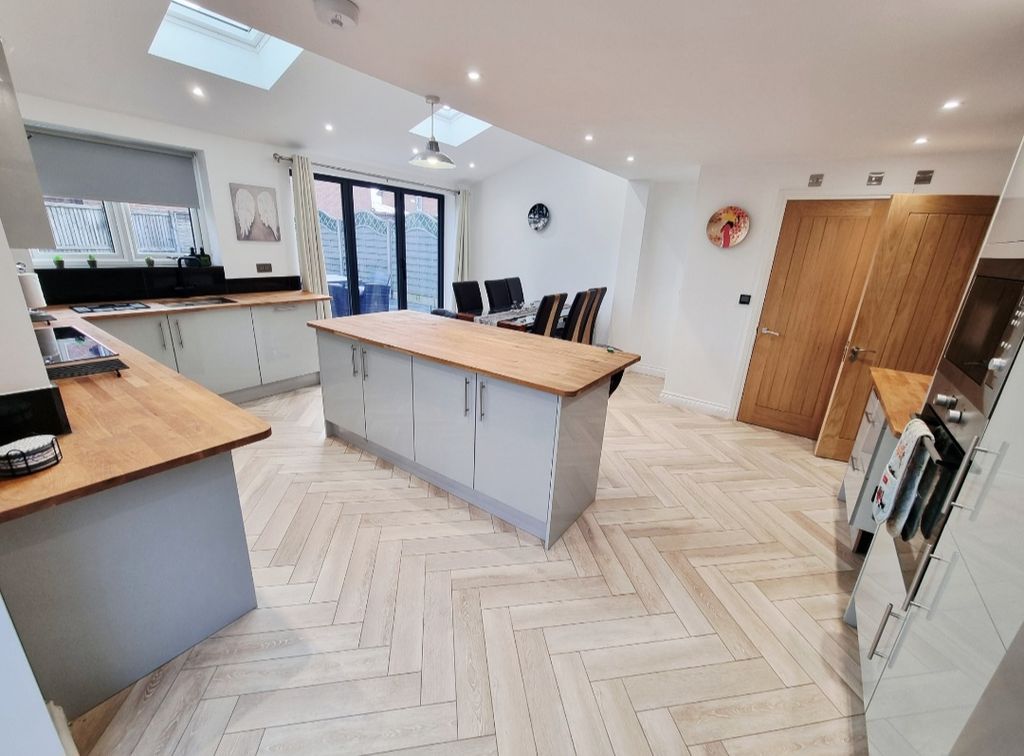 Property photo 2 of 18 Kitchen